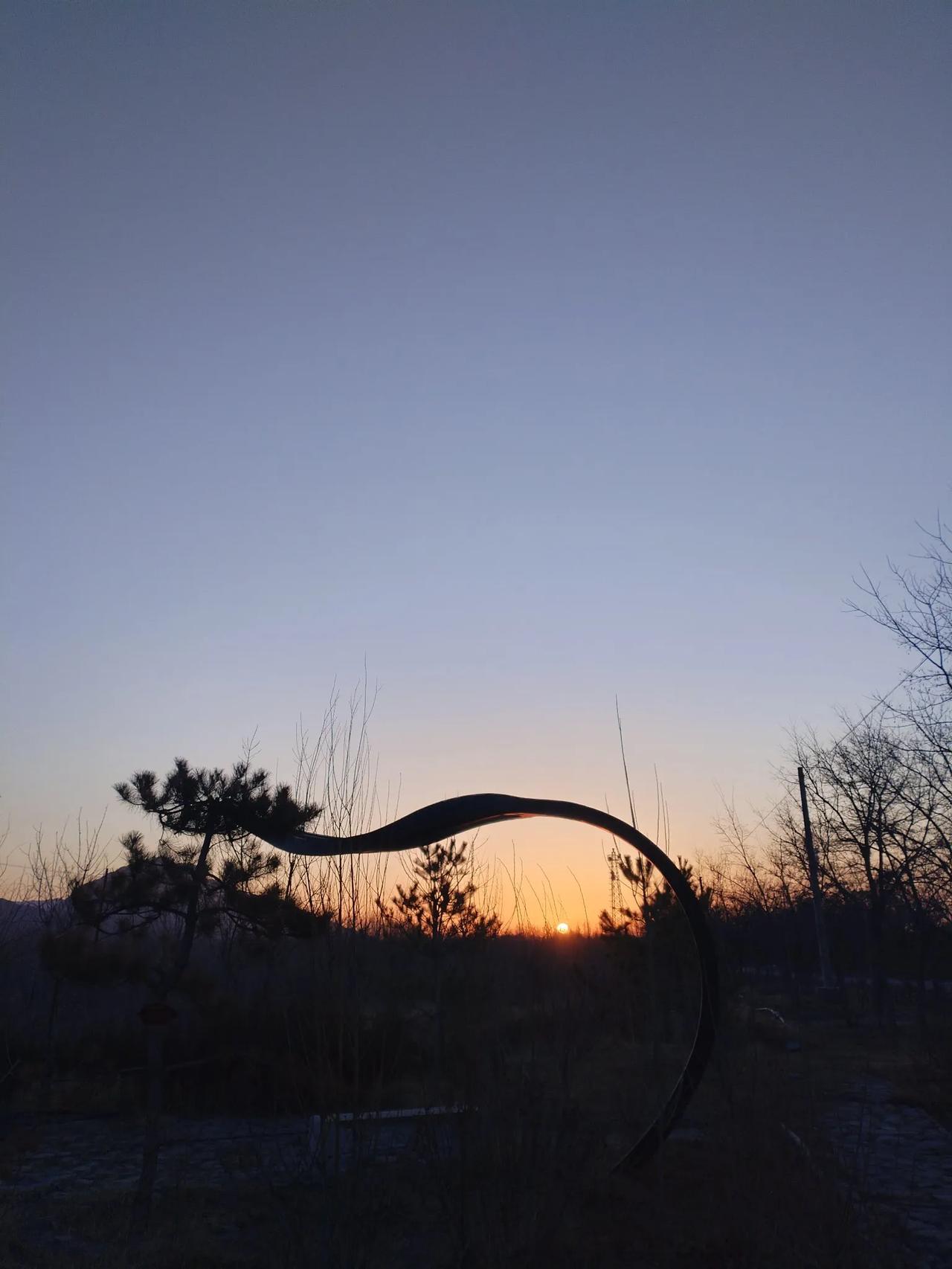 《是夜，是黎明》

阳光，水，风，雷，电
和此刻​这些流亡异地的云
​无法再写些