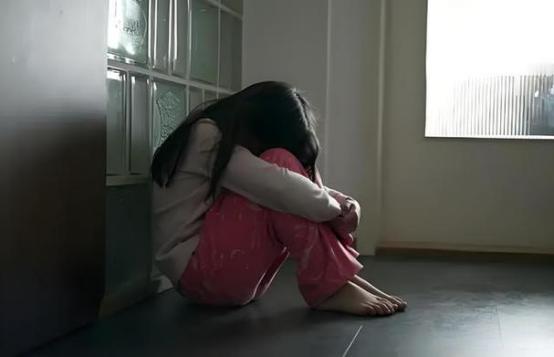 黑龙江绥化，女孩因与继母生下的弟弟互相呲水，被亲生父亲暴打，导致女孩骨折气胸。挨