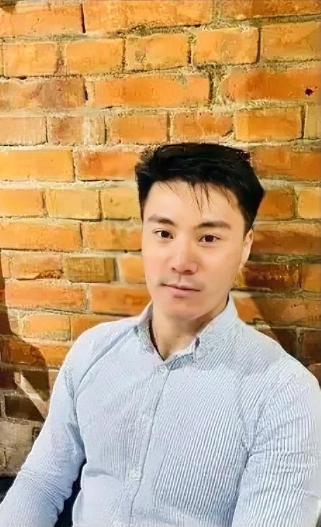 这是怒斥郑丽文的丁瑀，他是朱立伦一手提拔起来的嫡系，他自称是孙中山的曾外孙，具体