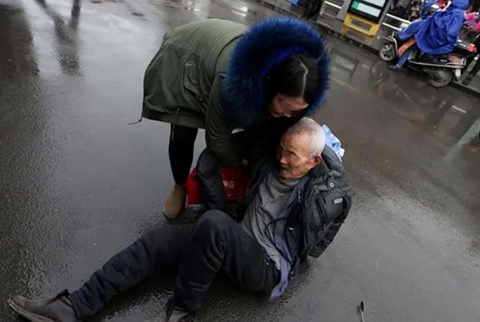 “路过也要讹得倾家荡产？”山东，老人意外摔倒在大街上，因怕被缠上路人只敢远观无一