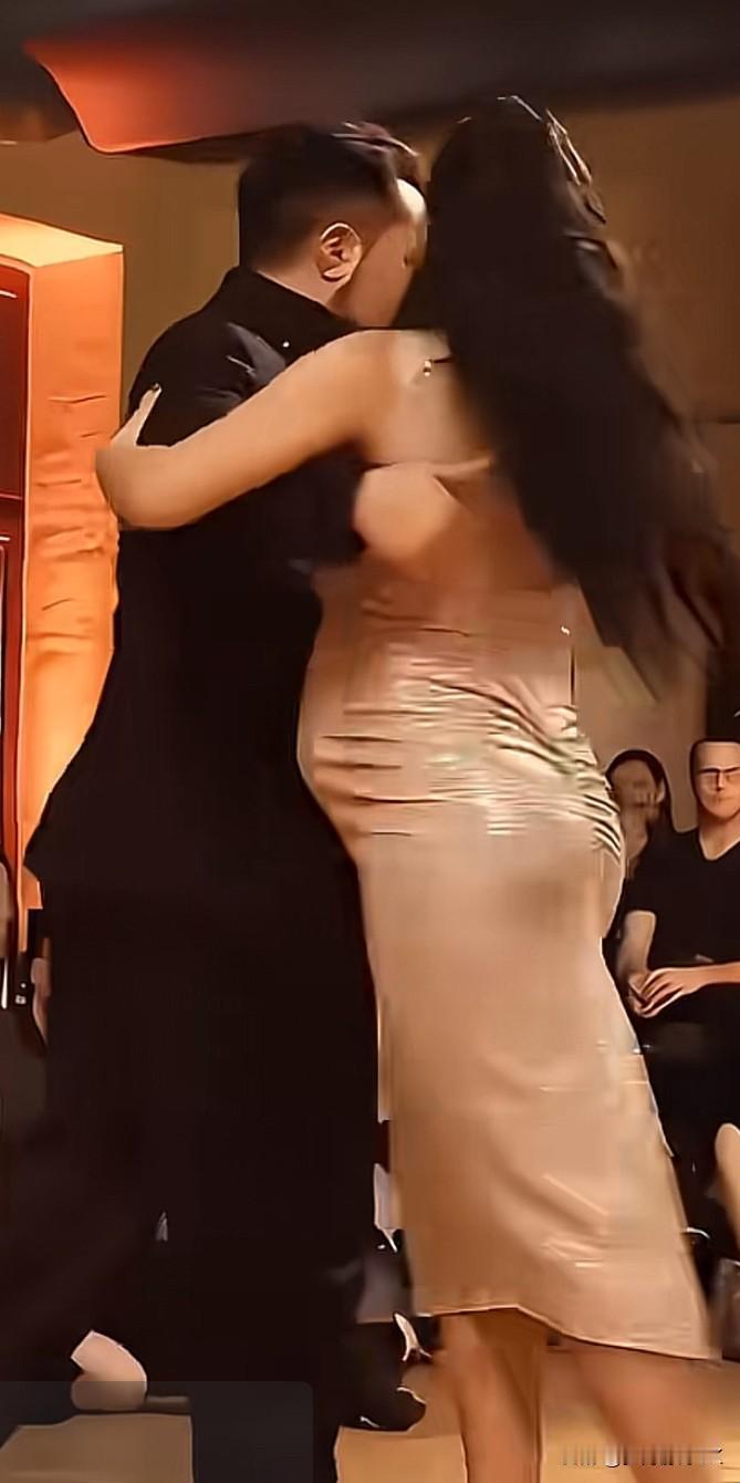今天撞见一对印度男女跳标准交谊舞，女方肚子挺得老高，目测至少7、8个月，两个人踩