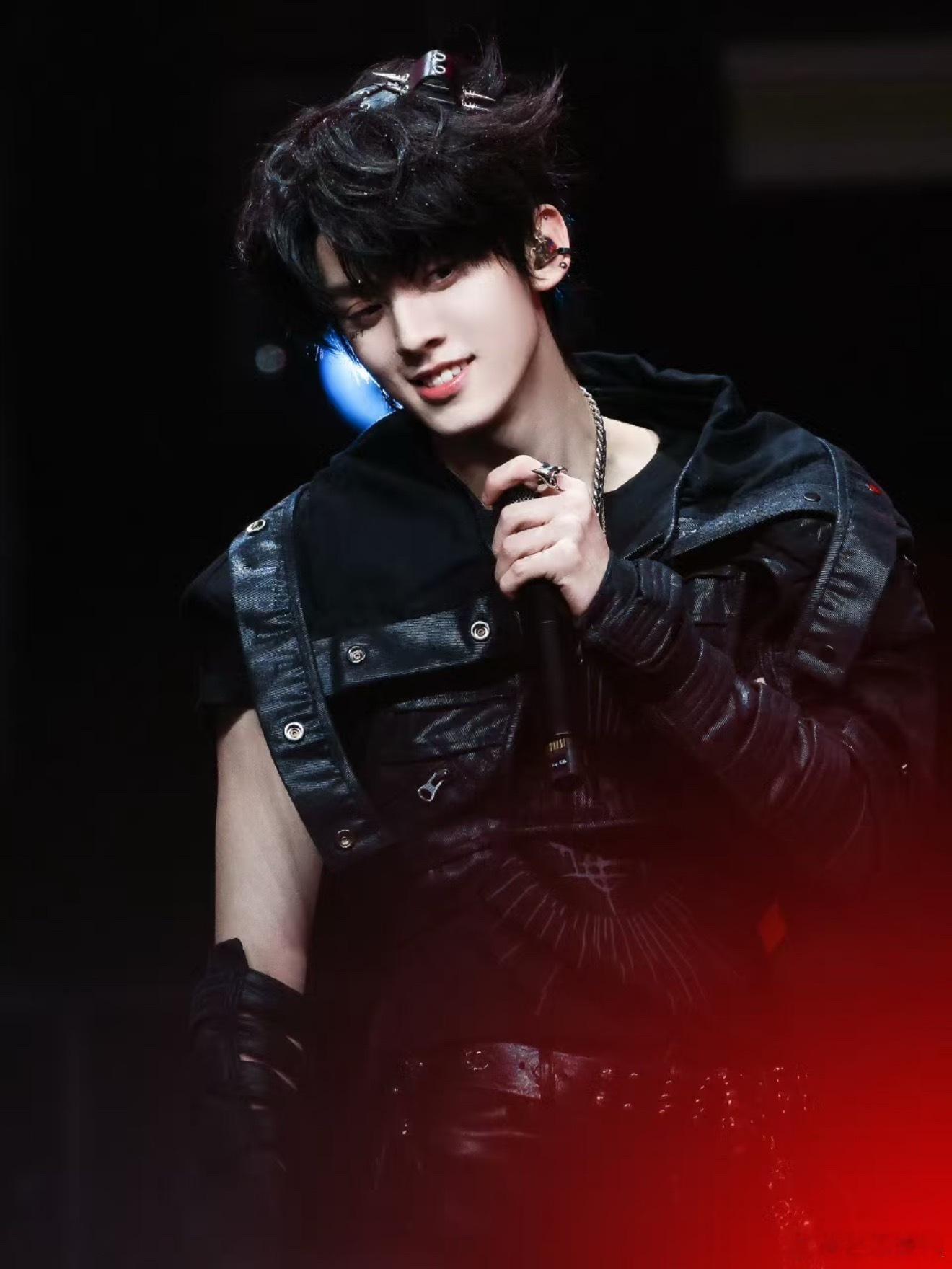 左航 给你一鞋底子哈哈哈哈哈我不行了，笑料怎么那么多！看来也是一个完全没有腼腆这