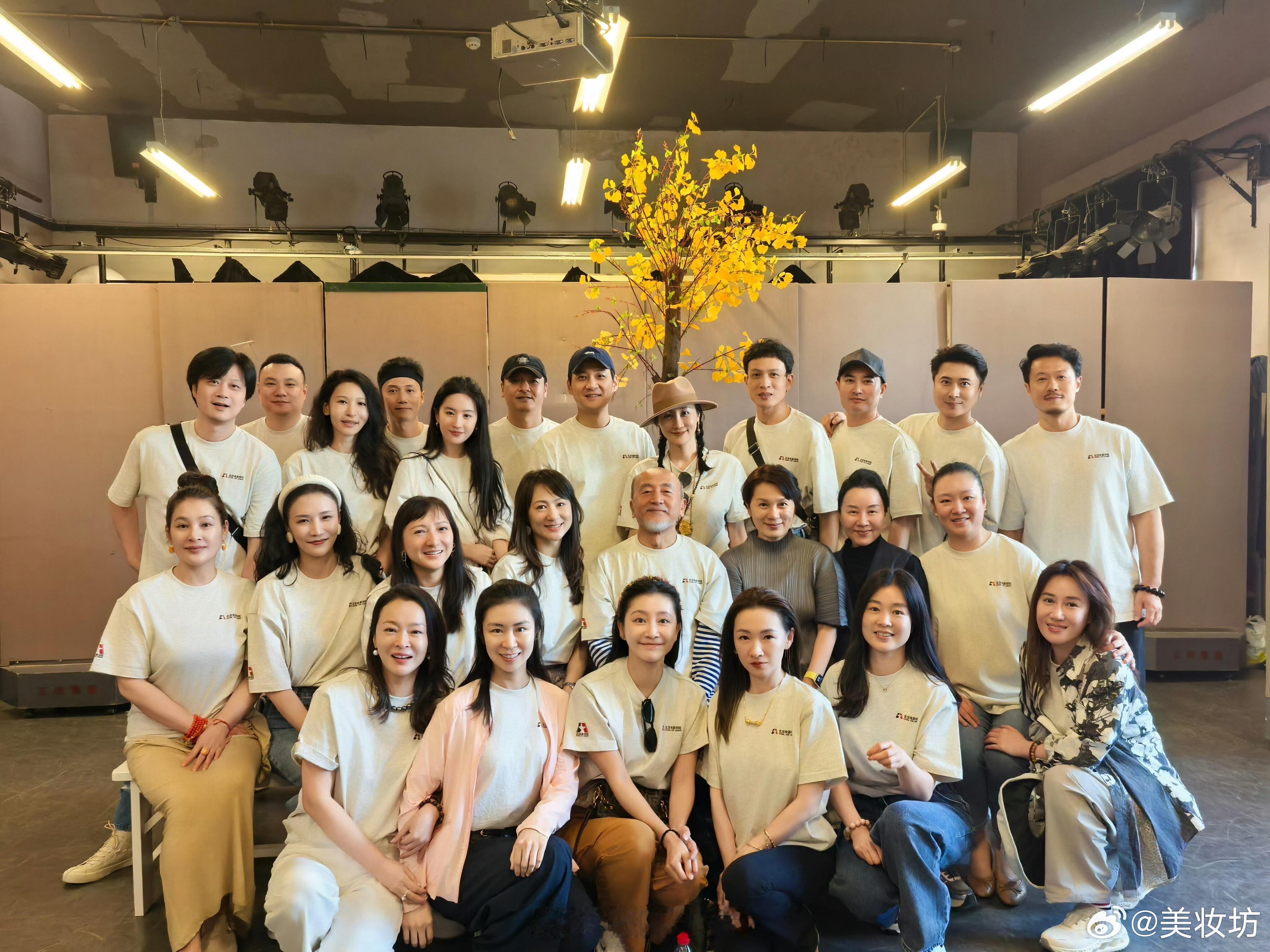 刘亦菲北电同学聚会大合照刘亦菲北电同学聚会大合照来了，简简单单的白衬衫加牛仔裤也