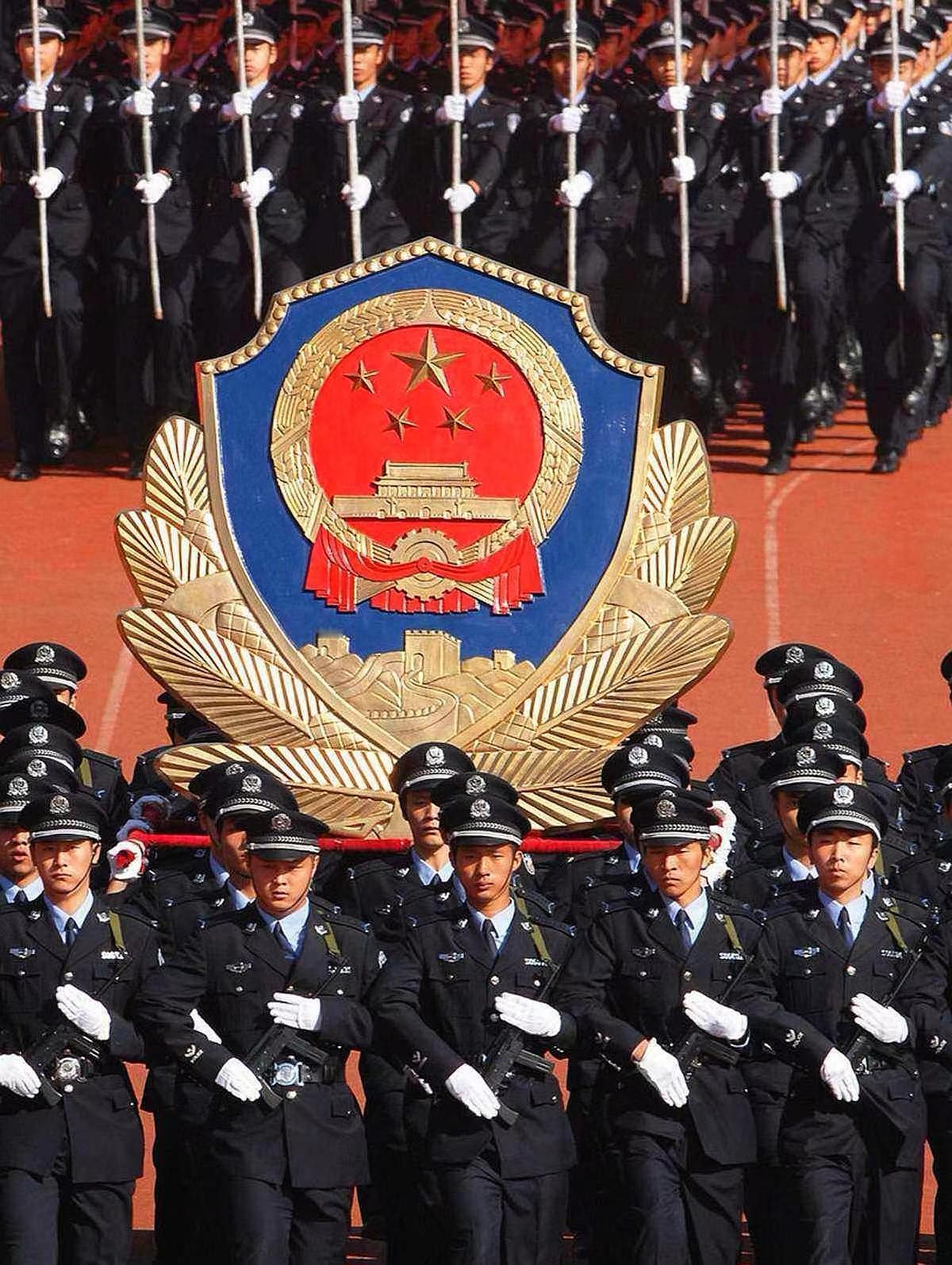 “你让人家拿着一个月2000元工资的辅警把命搭进去？”《警察荣耀》里所长这句灵魂