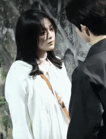 杨超越董思成《今天是太阳雨》吻戏路透

锦鲤妹妹杨超越自从去了演技提升班，感觉好