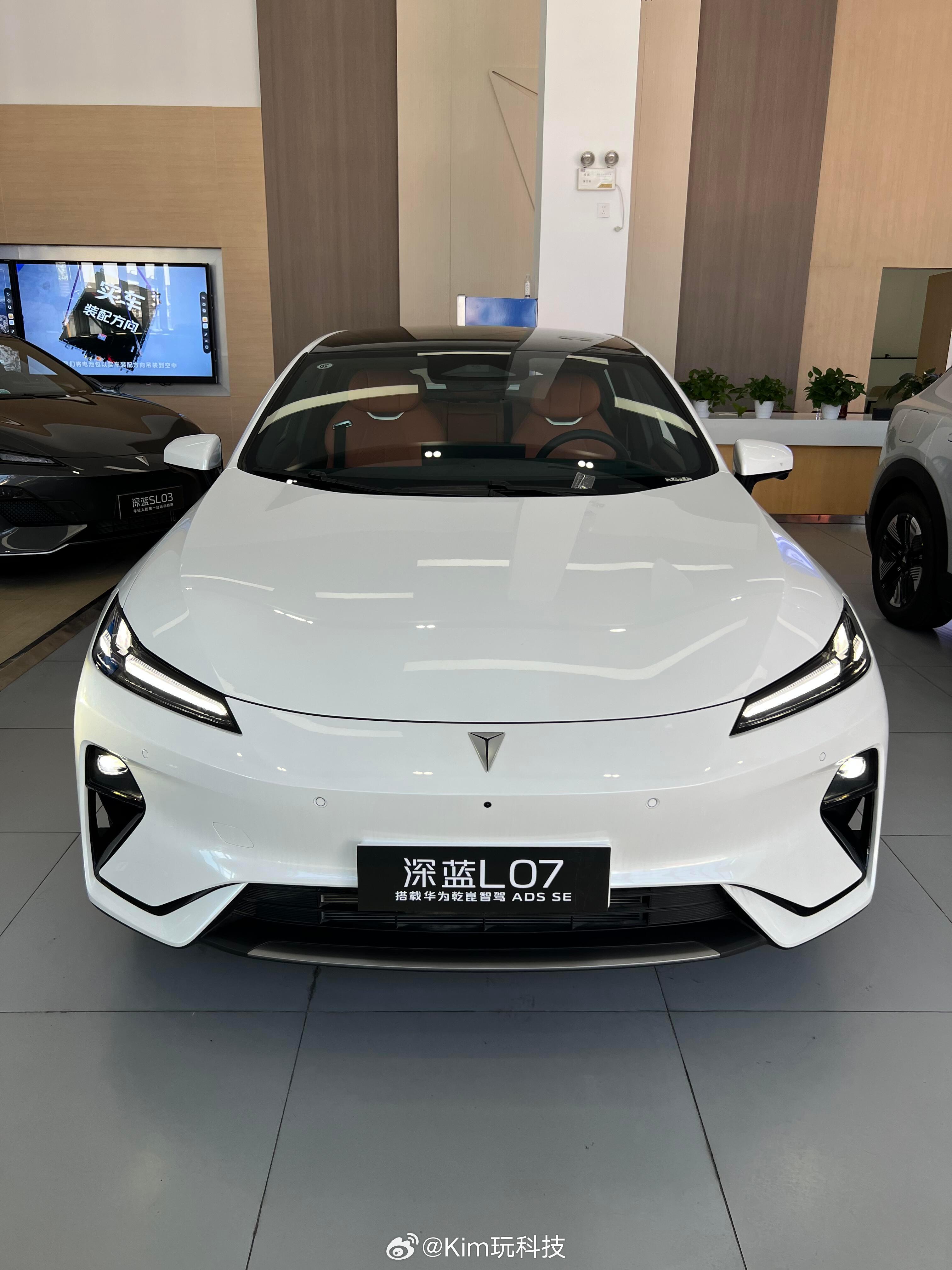 主驾AR-HUD能把导航箭头、限速、车道线直接投前挡上，高速不用低头瞟中控，视线