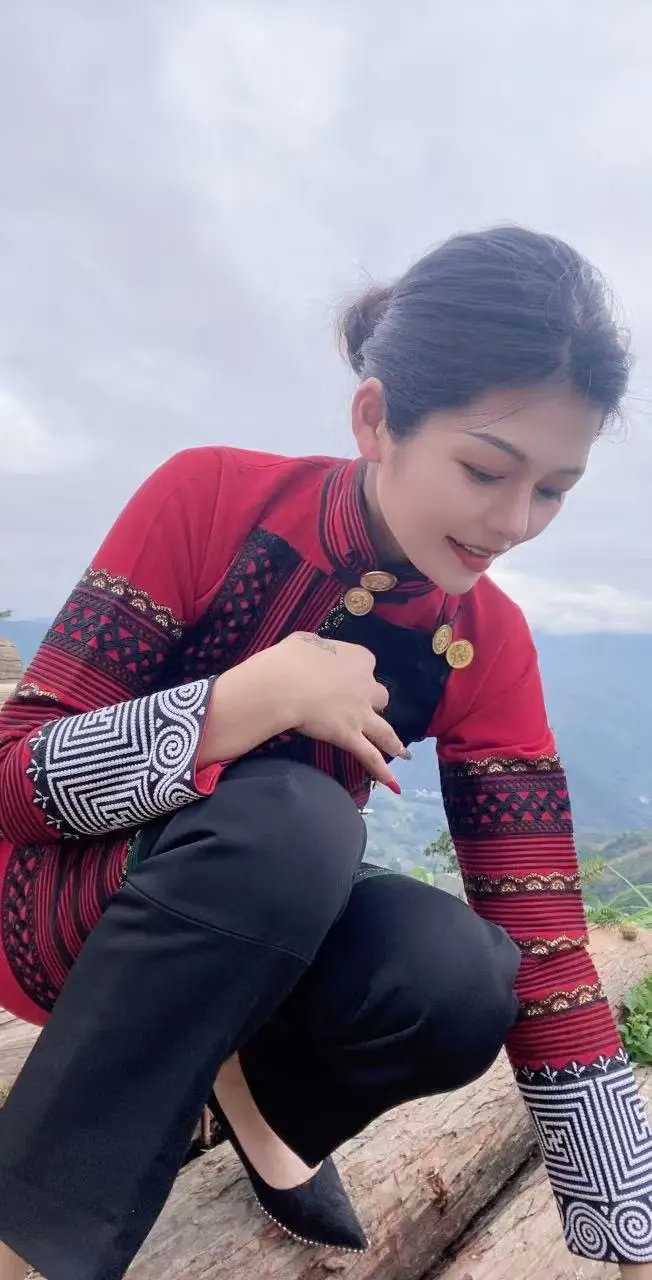 民族服装一穿，谁还不是个大山里的姑娘啦～