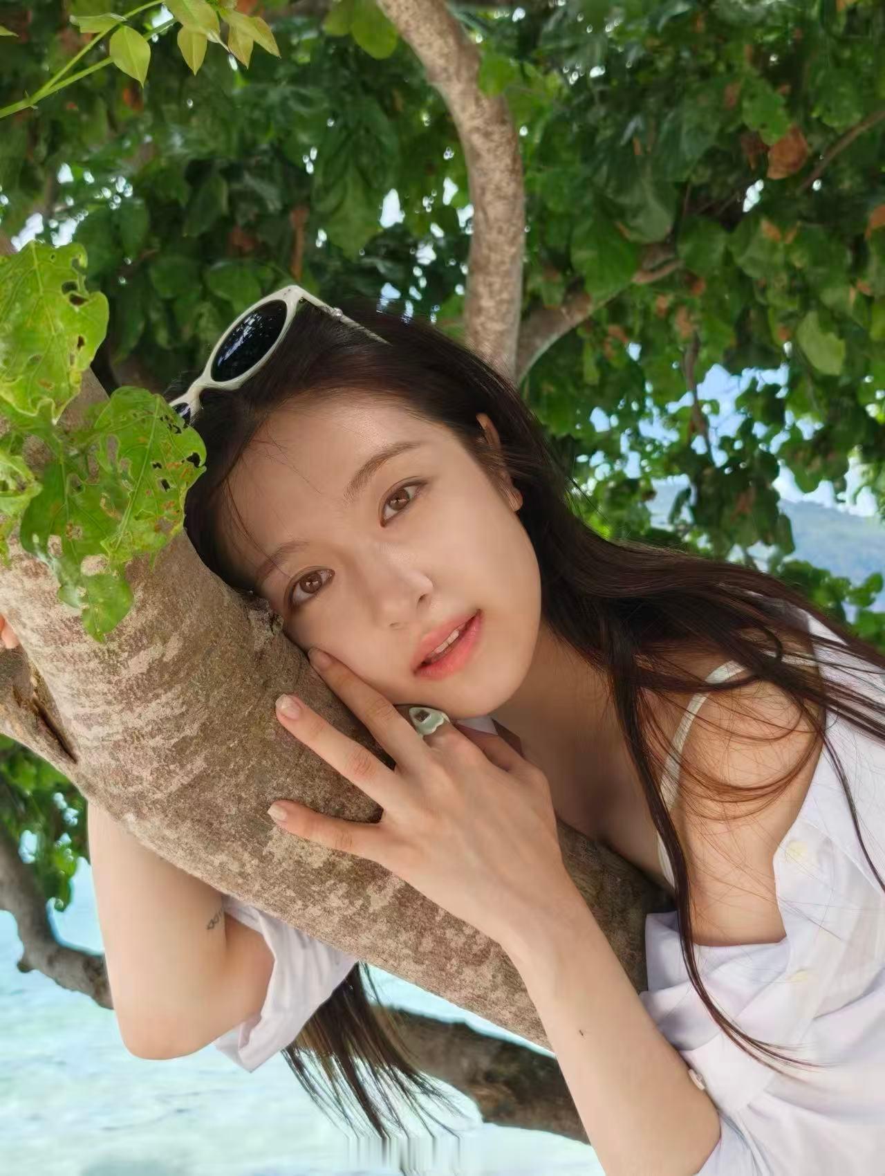 李兰迪条纹泳装海风裹挟着海盐气息，蓝白条纹和碧海融为一体，眉眼笑意温柔缱绻，每一