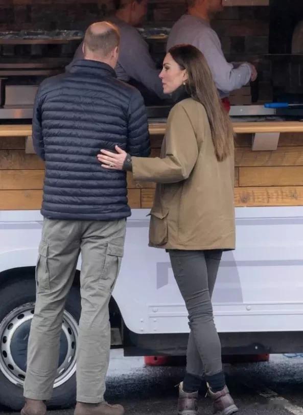 新照片，昨天威廉凯特的又一套造型。夫妻俩身穿便装，为工作人员派送披萨，话说凯特穿