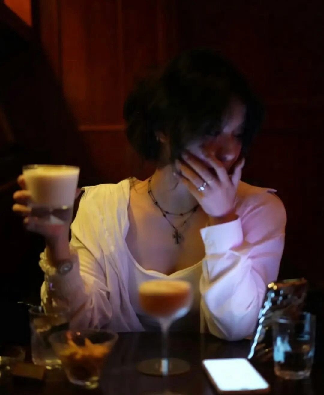 你的行为伤了我 我的话伤了你 不过没关系 我们可以同行 但是不会同心了 又或者 