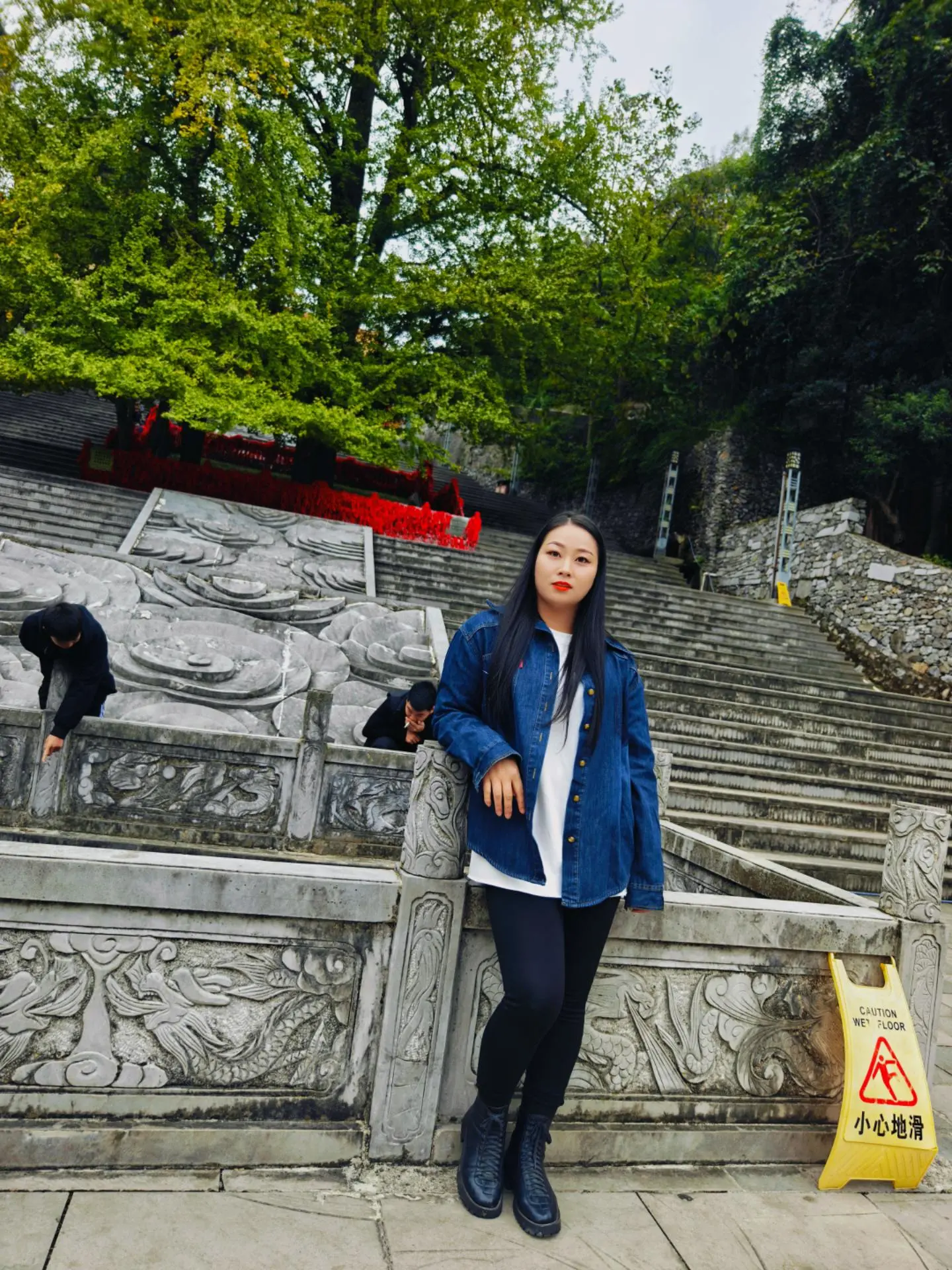 人与人之间总是在不声不响的日子里，慢慢告别，也许仍有不舍，但都无能为力……