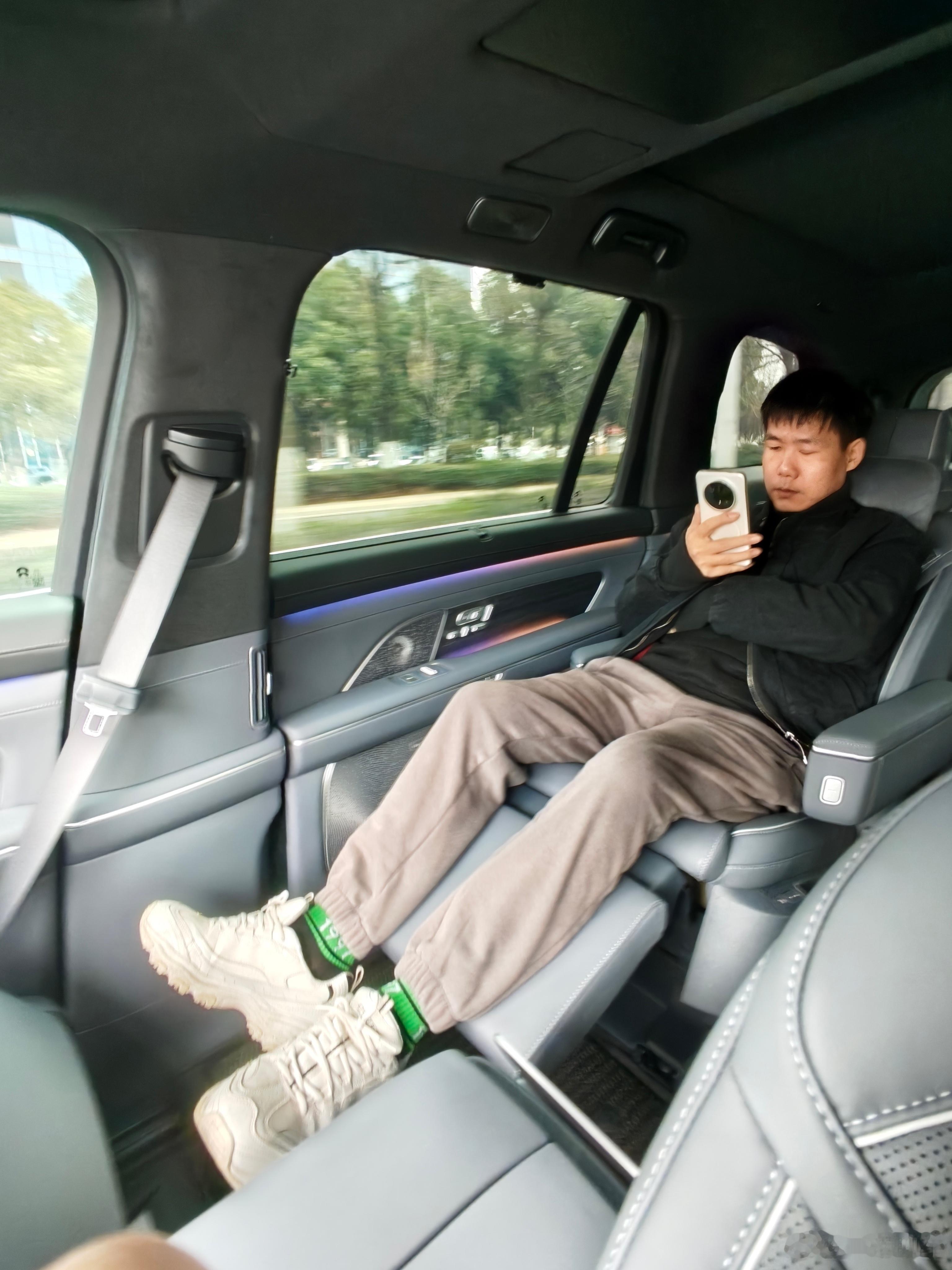 妈的 这车买了都是让同事爽了 去黄石拿个特斯拉 同事上车就拉开后排车门 都抢着坐