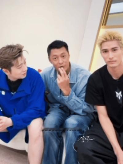 余文乐好宠米卡 披荆斩棘两人的同框互动轻松有趣，一个温柔守护，一个真诚坦率。 