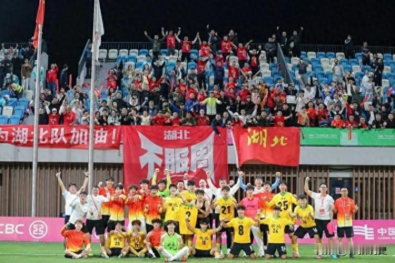 湖北U20男足点球大战击败广东，首摘金牌。[听歌]
昨晚在深圳青少年足球训练基地