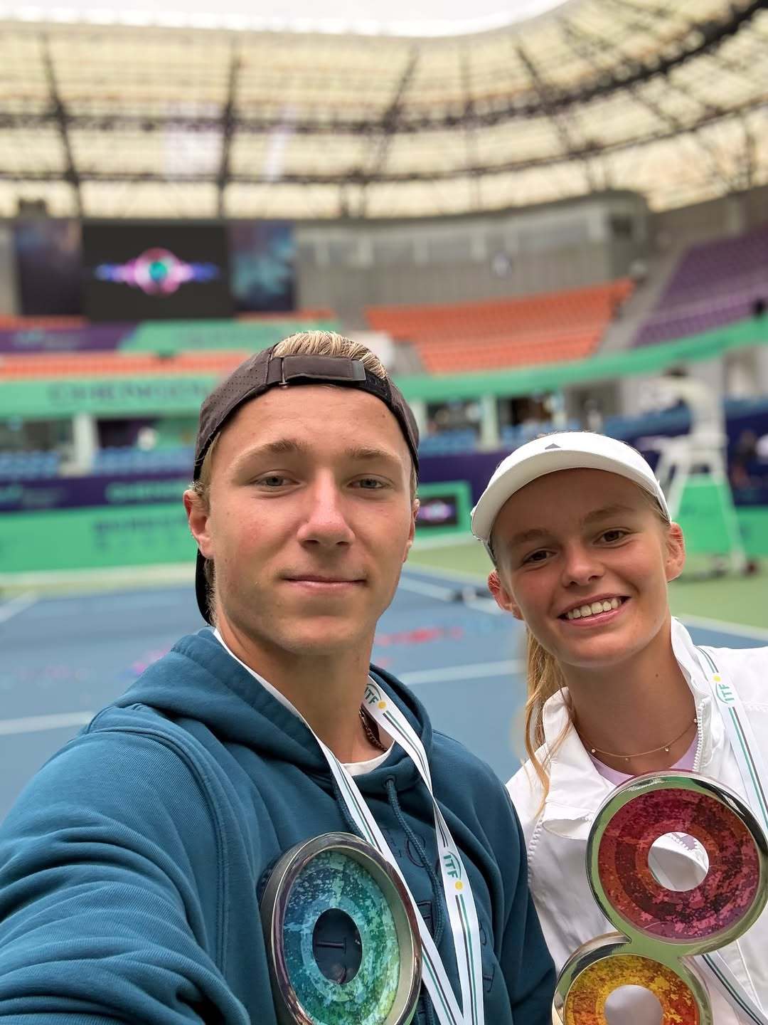 女士们，先生们国际网联青少年年终总决赛 男女单冠军——舍恩豪斯、范德罗姆青少年网