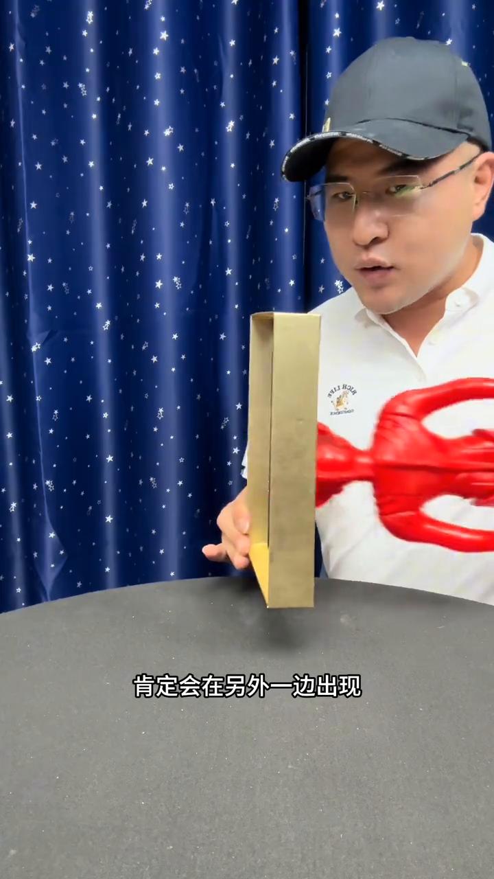 街头人体消失术，今天终于破解。
哈喽，今天表演一个现场消失，大家瞪大眼睛认真看。