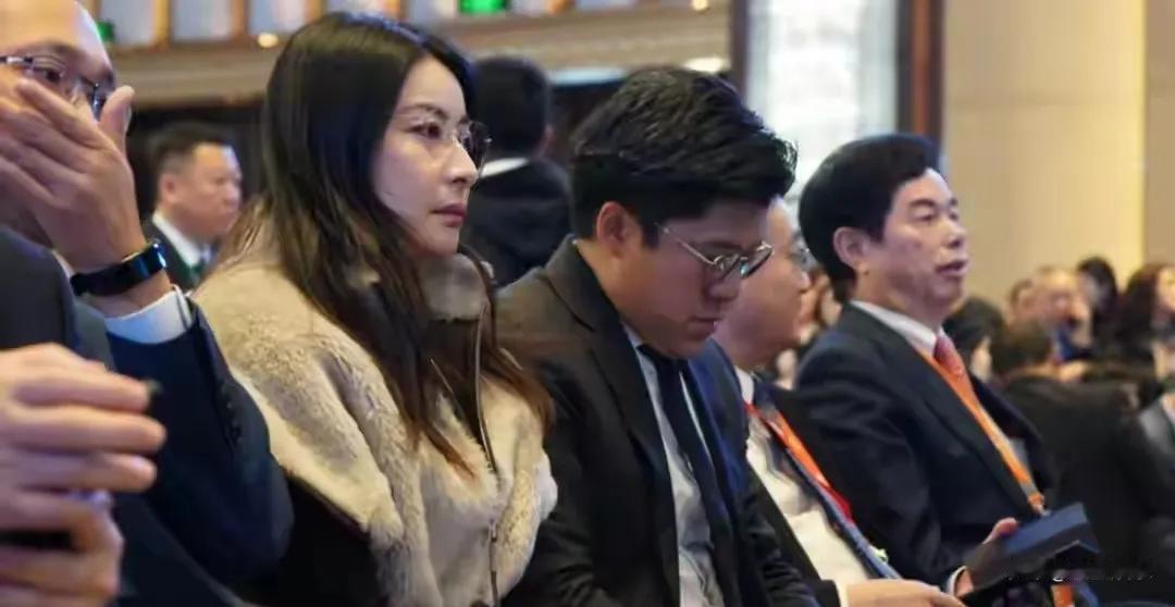 何超琼近日于哈尔滨大摆盛宴，广邀各界名流，场面星光熠熠。郭晶晶优雅现身，尽显冠军