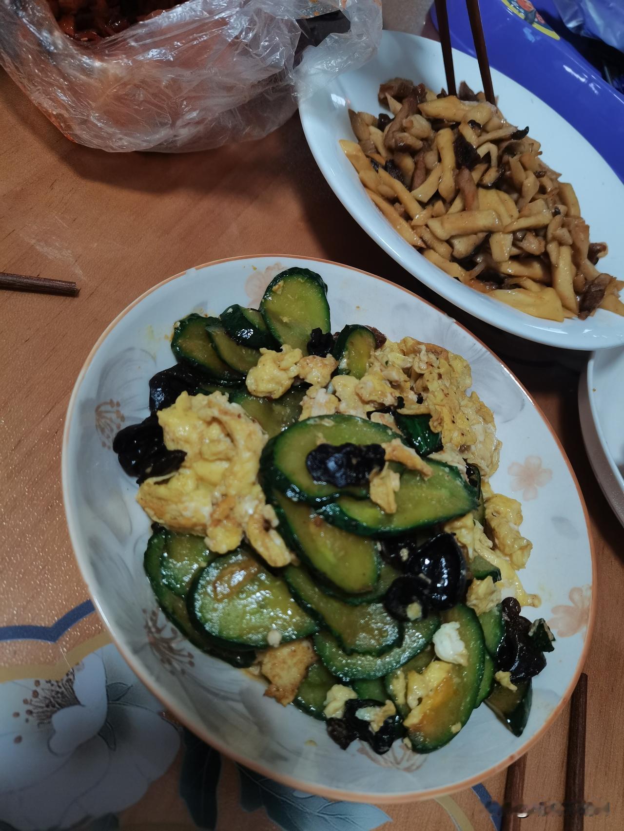 离开学没几天了，还能休息四五天天，这几天每天没事干，就是在家做饭，吃吃喝喝，不上