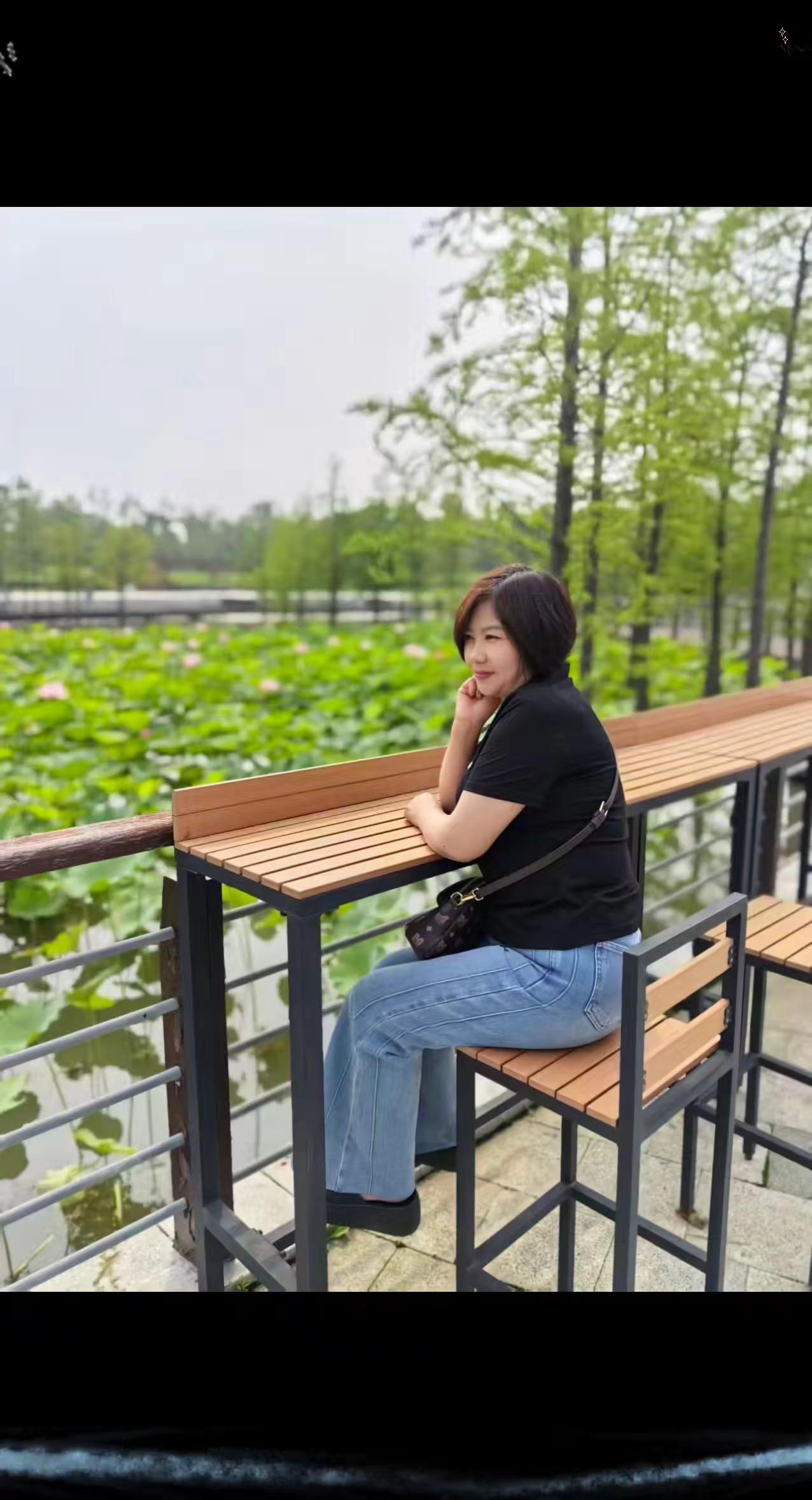 在公园里感受绿意夏天