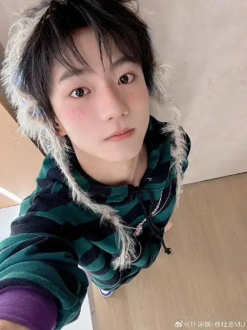 穆祉丞说自己是念旧的人 念旧不是停在过去，而是把温柔和感恩带在身上，一路成长一路