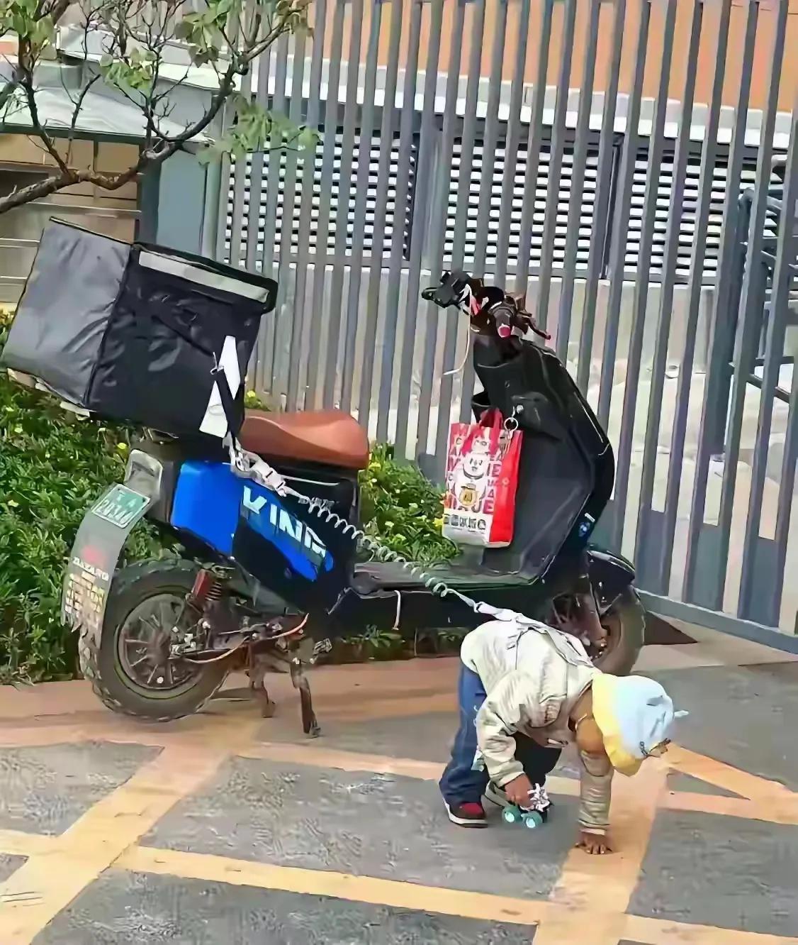 小宝宝被拴住，看到此情此景真的让人感慨万千，想起人生不易，生活更是充满了诸多的无