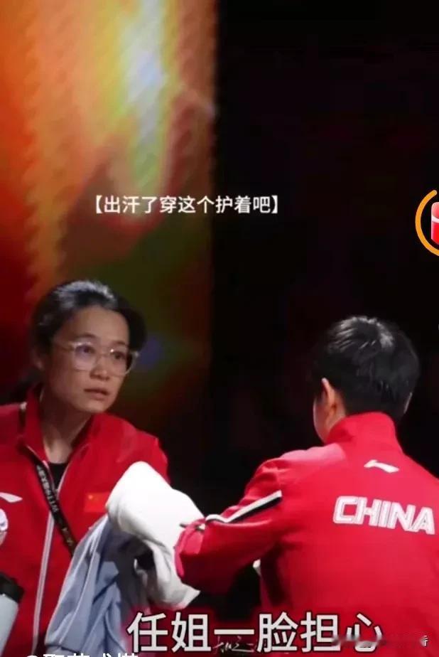 我刷到这段赛后视频，
心里一下子软了。
 
比赛输了心里肯定不好受，
身边有人惦