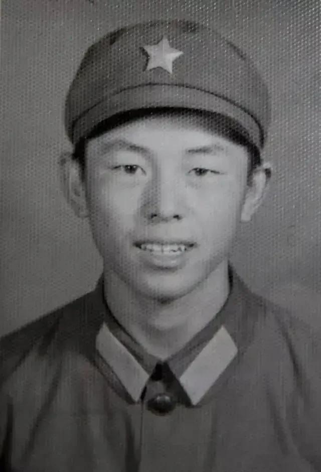 1987年，马占福在战场上牺牲。战后，战友找到了正在沿街乞讨的烈士母亲，看着眼前