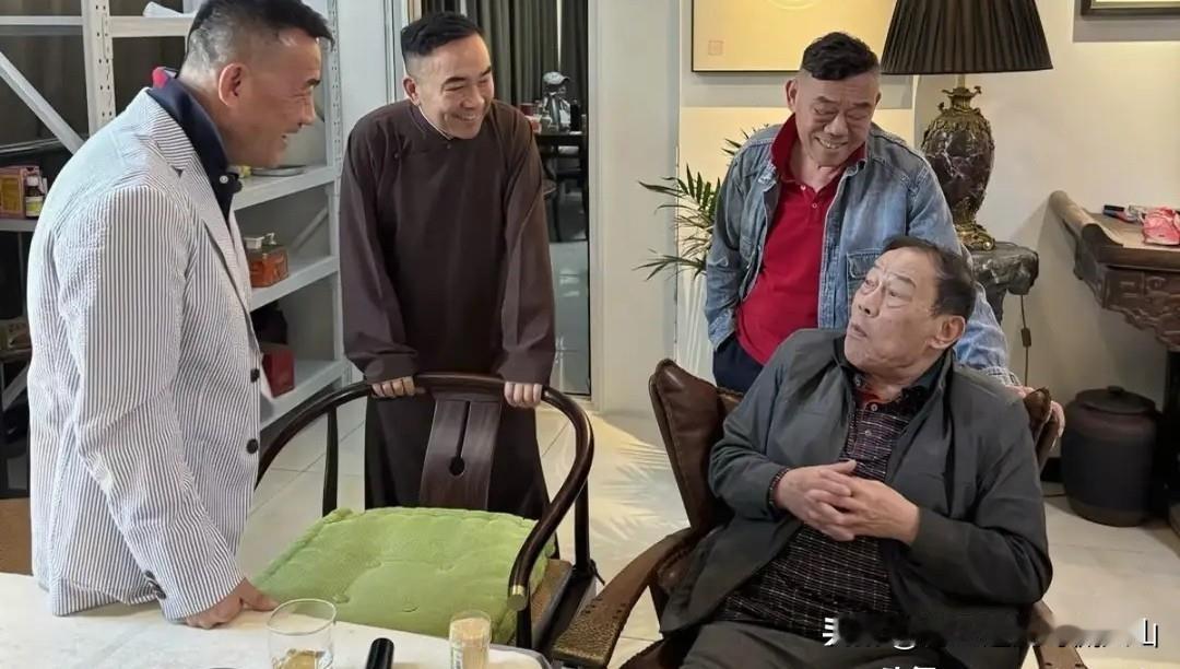 被侯耀华猜中了？杨少华长子杨威在518当天，未参加亲弟弟杨毅的收徒仪式，反倒出席