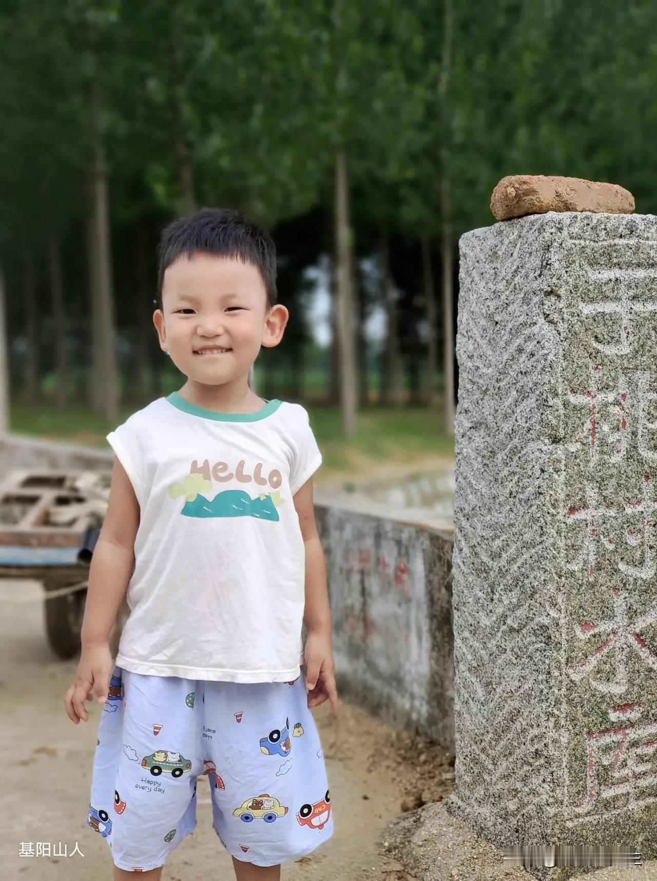 夏归故园，黄花满架丝瓜俏，藤下西瓜圆滚熟。摘瓜剖红瓤，甜到心头，正是好时候。