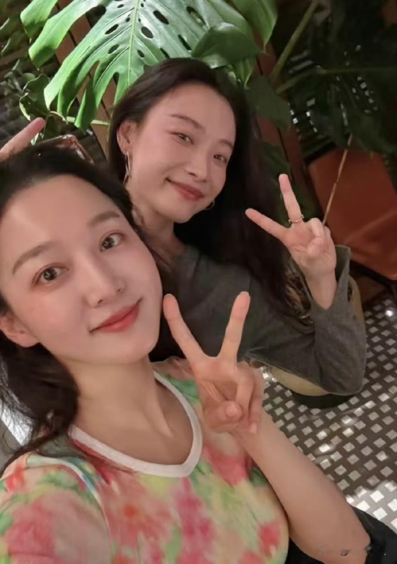 上次活动倪妮谈到马龙的老婆夏露是她校友，还通过马龙加上了微信。她们的母校南京九中
