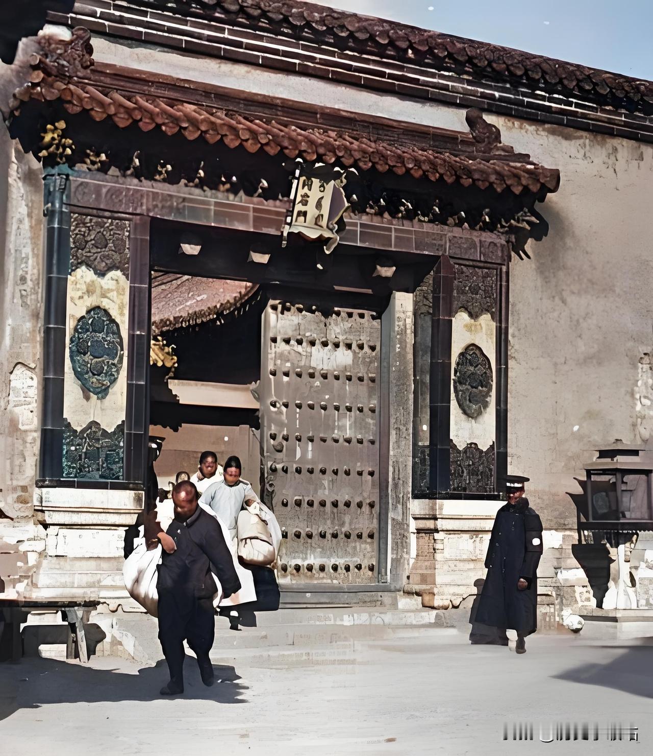 1912年《清室优待条件》允许溥仪“暂居宫禁”，但冯玉祥认为其“仍用帝号，私藏武