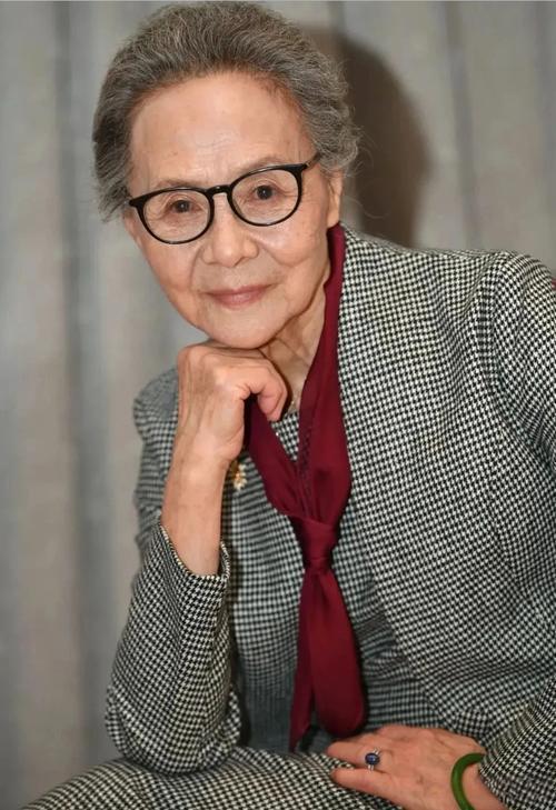 杨绛先生最通透的台词：
“你跑步锻炼再多，三餐吃得再贵，睡眠睡得再好，都不如不生