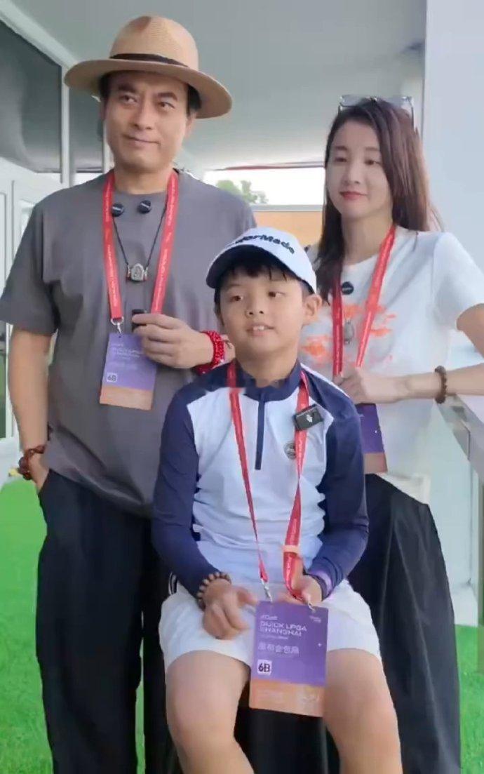 陈龙小儿子随母姓说实话，很多年我一直认为孩子随母姓很正常，没什么了不起的，直到听