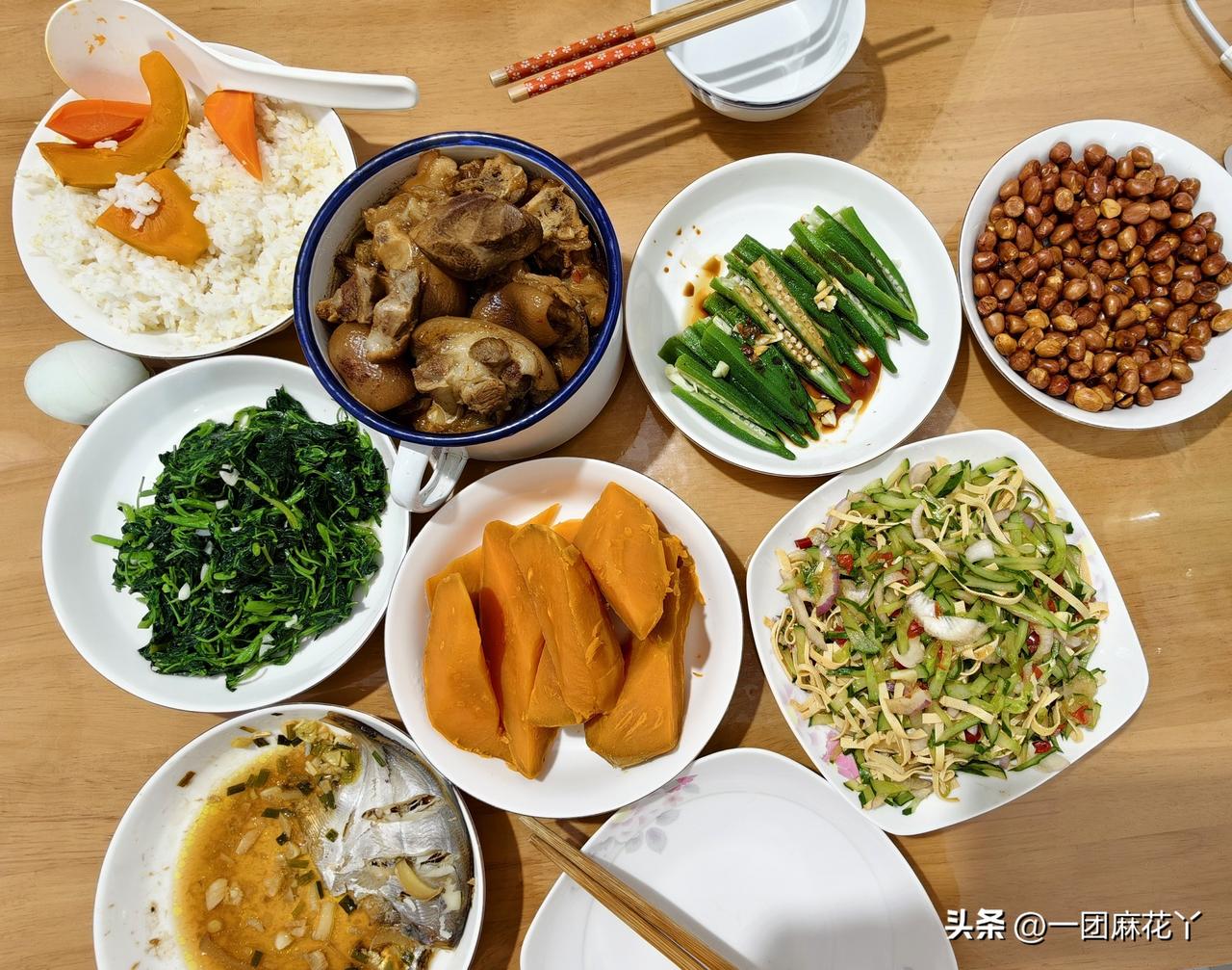 原来麻团儿每个月给我2000块钱生活费，我全部花掉还不一定够。也没觉得多奢侈，说