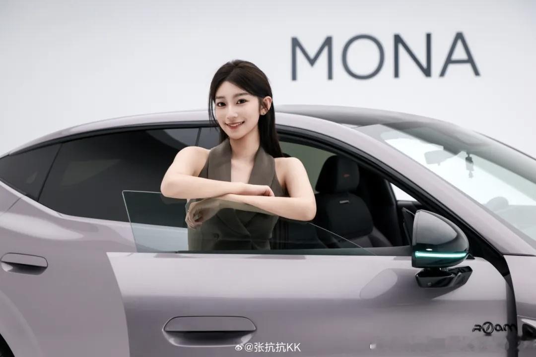 都说好马配好鞍，好车那当然是配美女啦。抗博的美女天团也跟着MONAL03一起出击