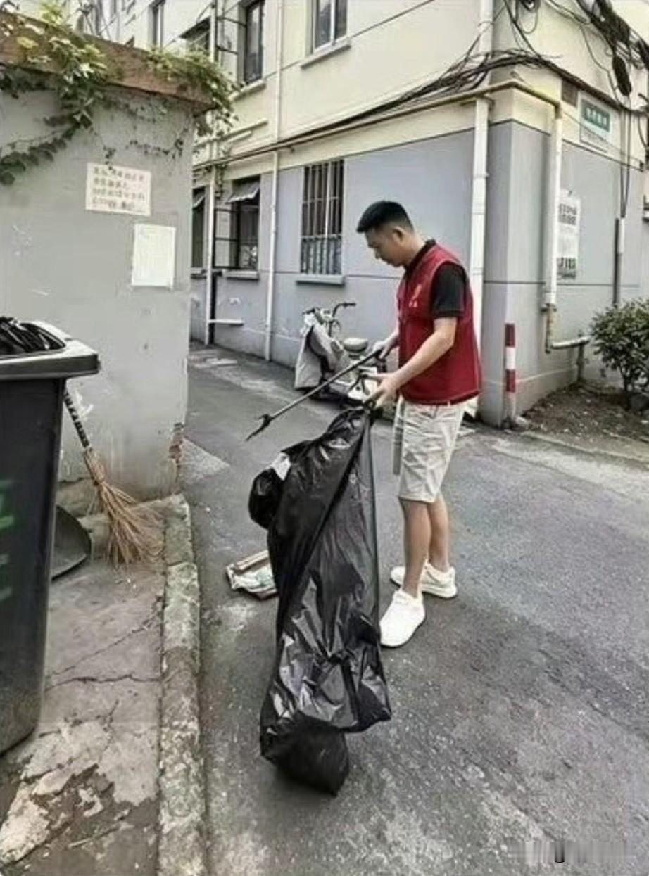 出去捡瓶子可以穿一件志愿者的红马甲，这样瞬间体面多了