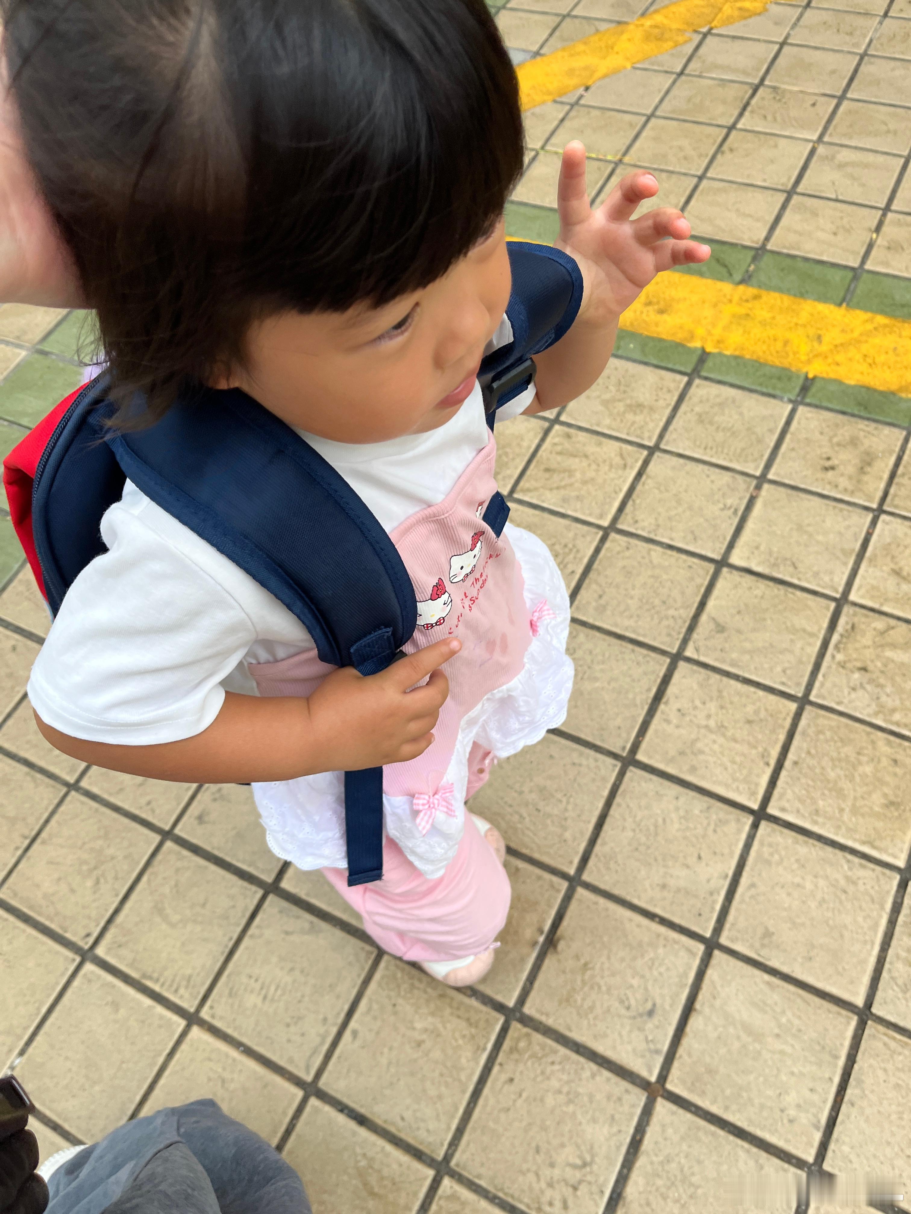 下雨了，下来才发现，赶紧小跑进学校。这几天说自己愿意上学，觉得学校好玩，有好朋友