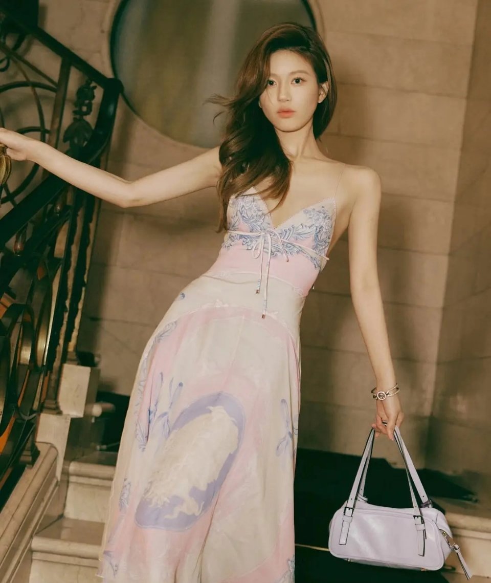 赵露思这身造型怎么样？有人说太暴露了 ​​​