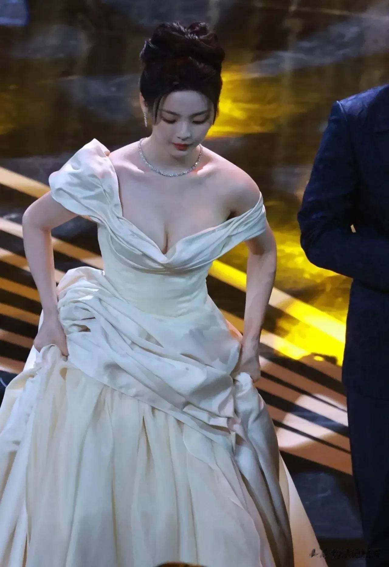 杨超越的身材不愧是娱乐圈女星最性感的存在，可以看到杨超越身穿一身白色礼服长裙，简