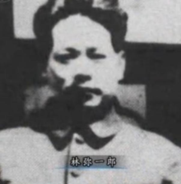 1945年，日军飞行大队300多人被俘，一个日本少佐指了指伍修权腰间的手枪，说：