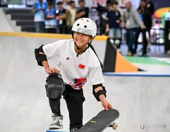 北京时间8月6日晚，巴黎奥运会女子滑板碗池预赛已经结束，年仅11岁的郑好好在比赛