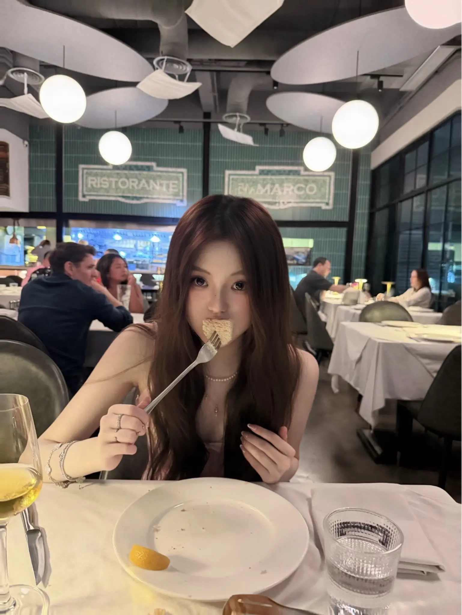 厨房厨房 九号桌有两位老人。