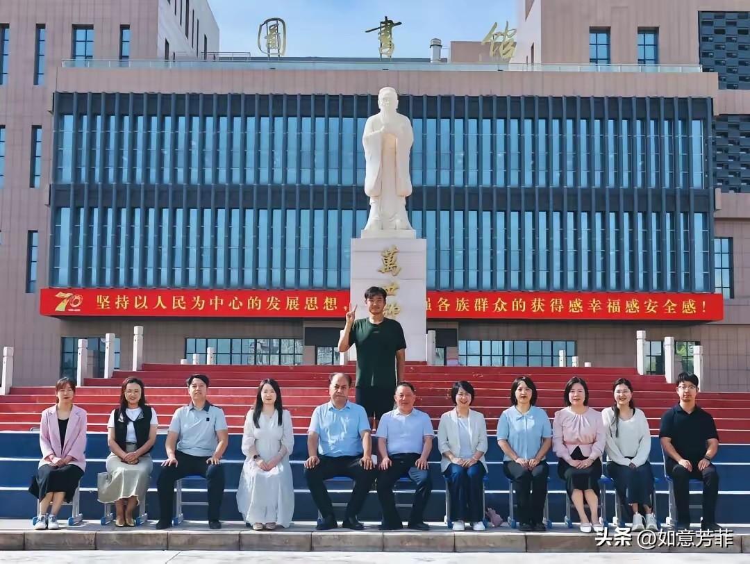 一小伙退役复学后，发现全专业只剩自己一个人，平时上课根本不敢缺席，老师讲课全靠他