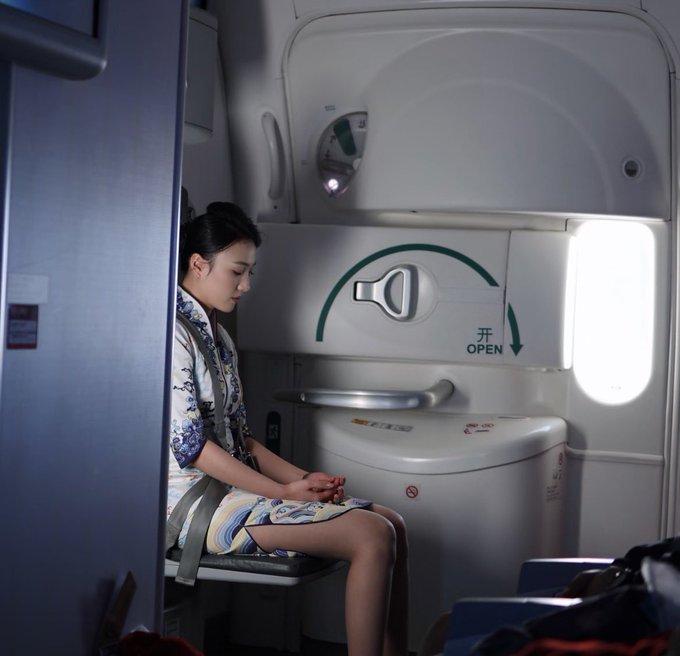 一束光照见机舱，画面温暖美丽，征得对面空姐同意拍了首张照片。拍海航的服务和美丽。