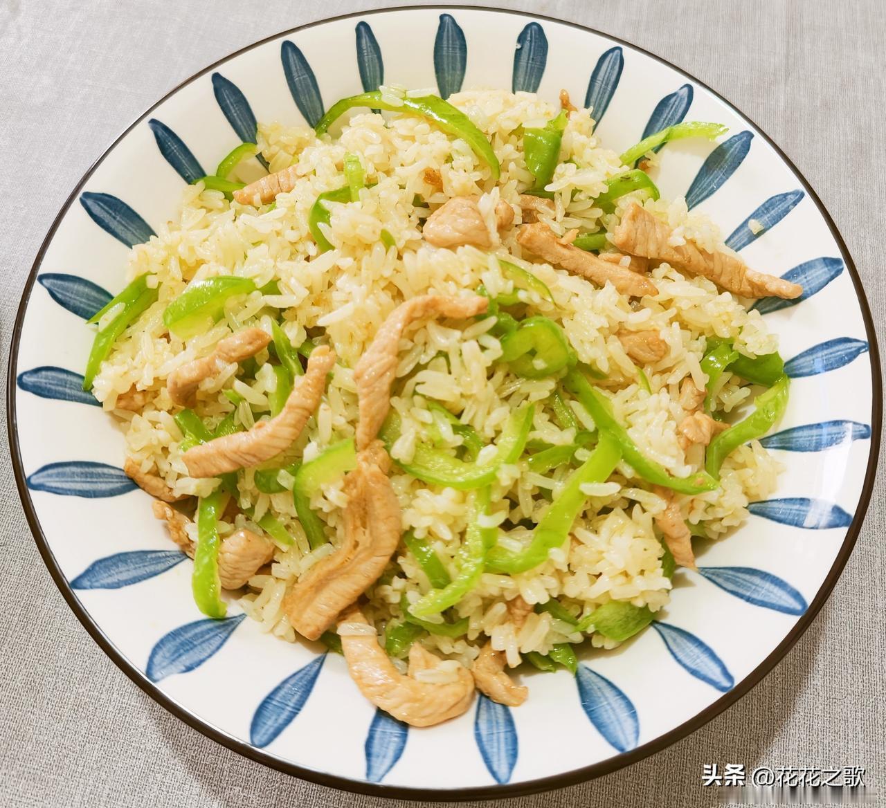 总是蛋炒饭，今日午餐也换一个，做一个青椒肉丝炒饭，再配两个菜，妥妥的。

一个火