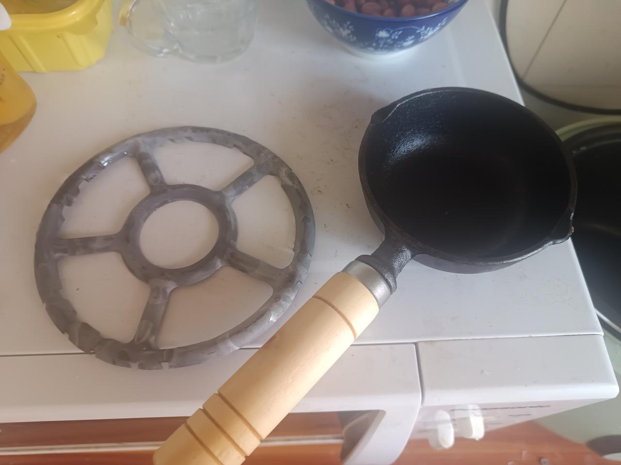 老太太说，早上吃鸡蛋糕吃够了，让我早上摊鸡蛋饼。
买来这个小锅，昨晚用肉皮开锅了