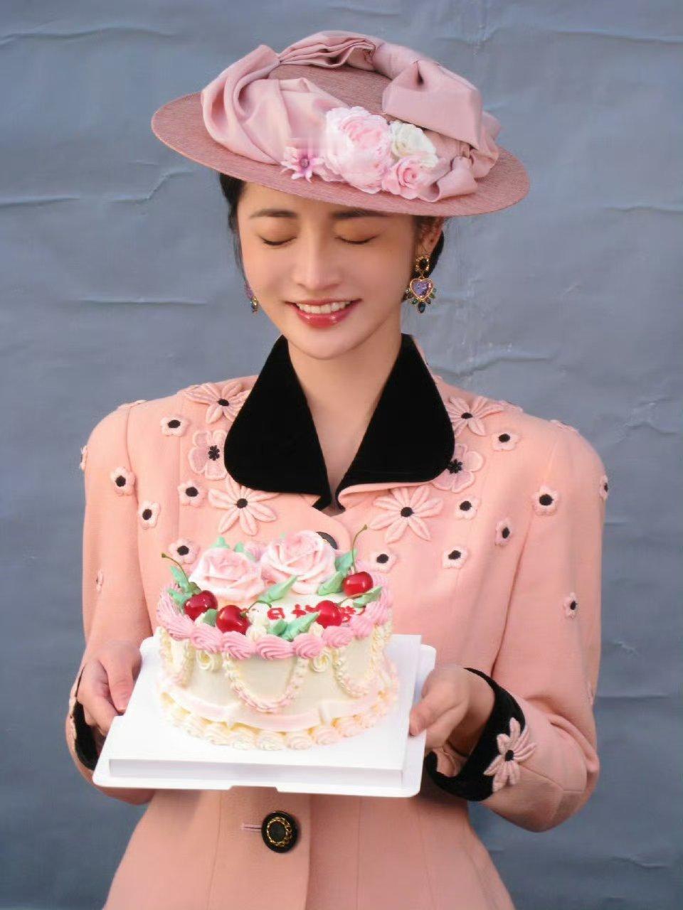 周洁琼内娱留洋千金又上新了 内娱留洋千金天花板再营业！周洁琼这套造型把贵气感焊在