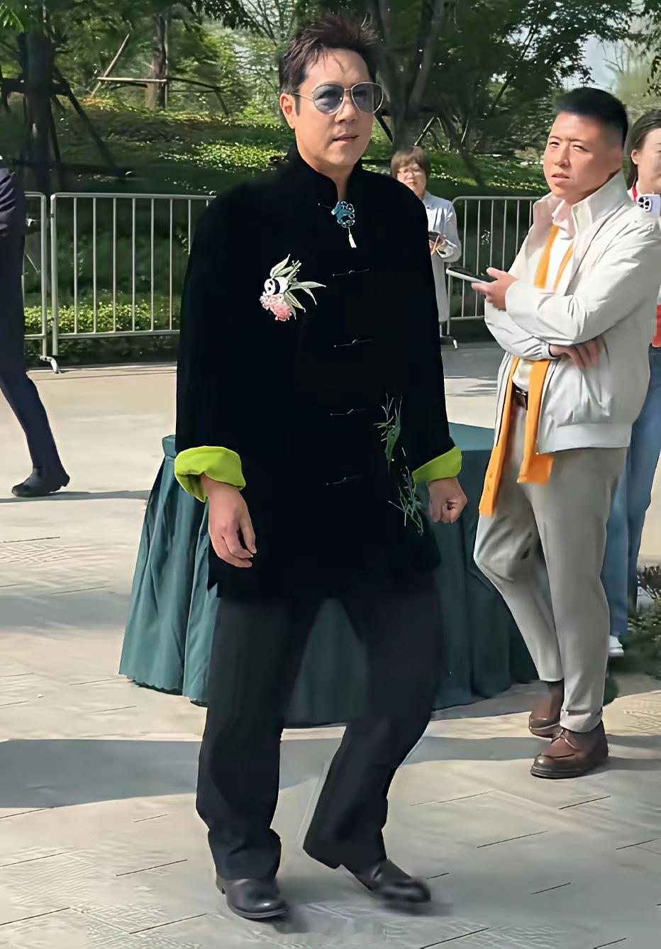 近日，蔡国庆现身北京街头参加活动时的一幕。你有没有想到一句话？ 