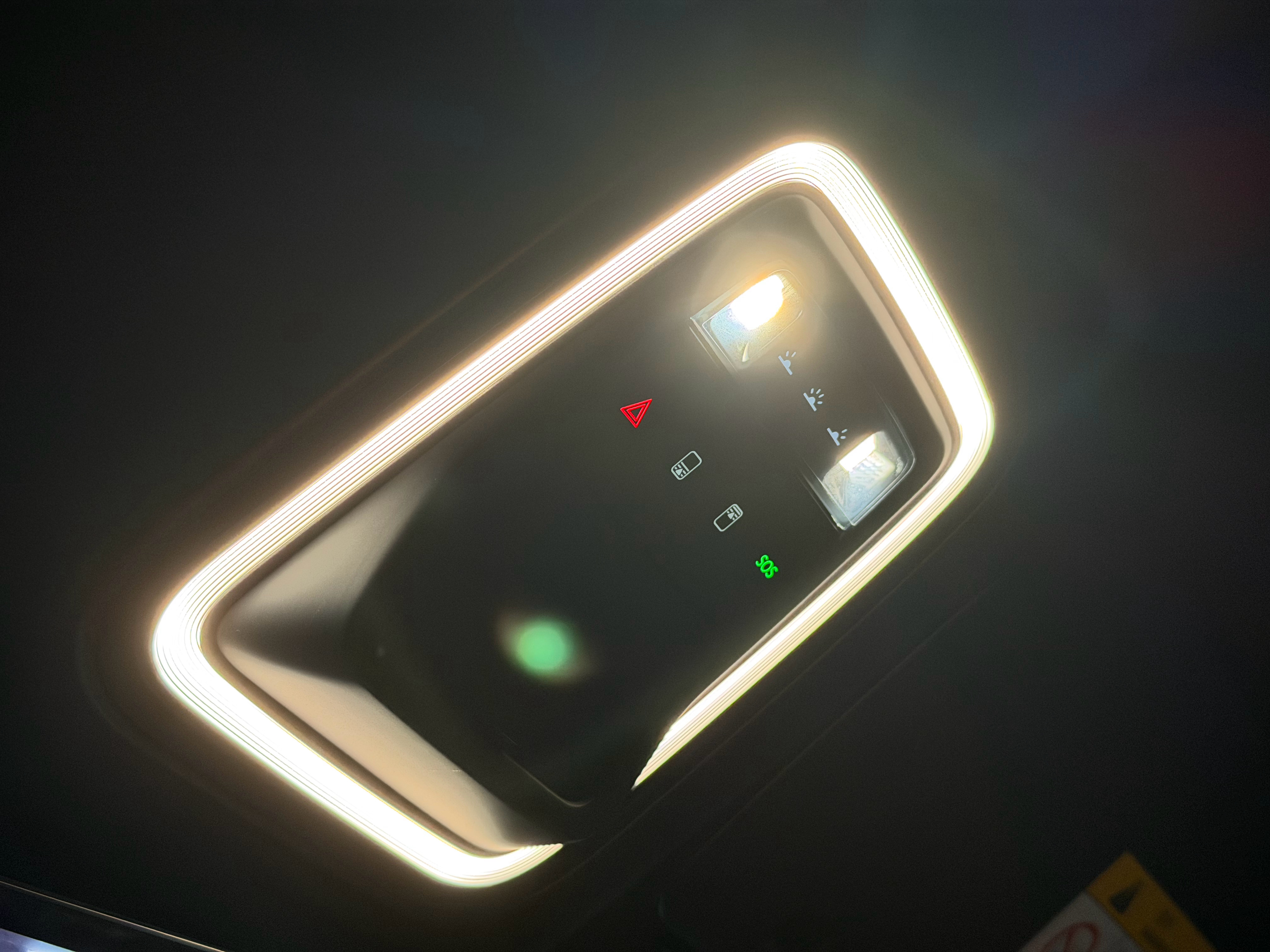 蔚来全新ES8的阅读灯真不错，在车里干活可以满足需求，很多车的阅读灯就是小蜡烛，