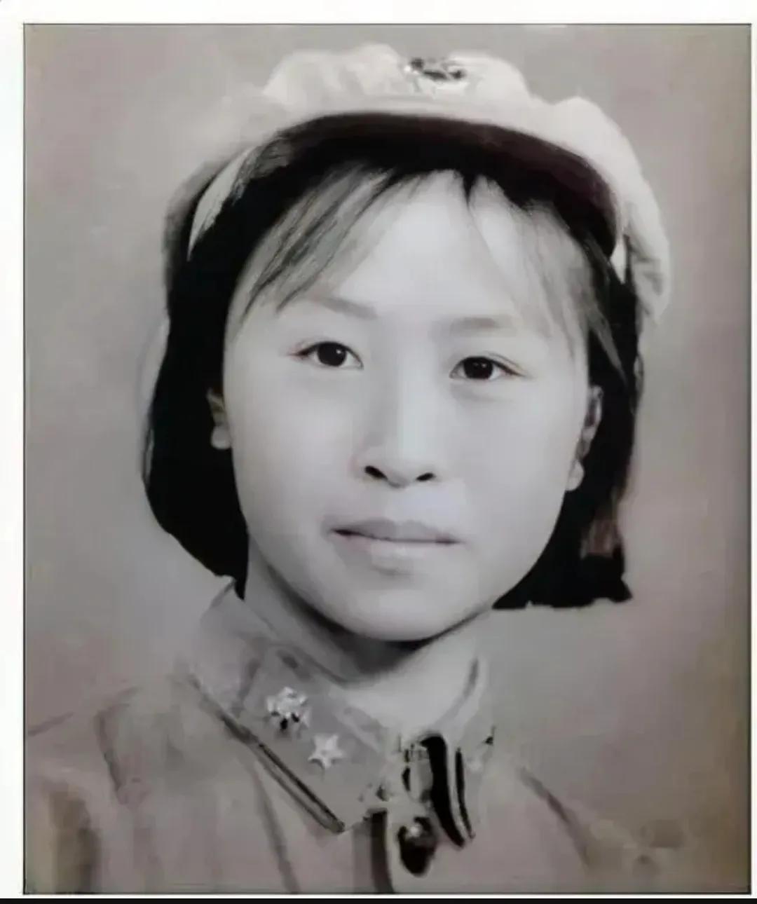 60年代，一个年轻的女孩，还只是个无名小卒，拍摄了一张珍贵的老照片，后来她成为了